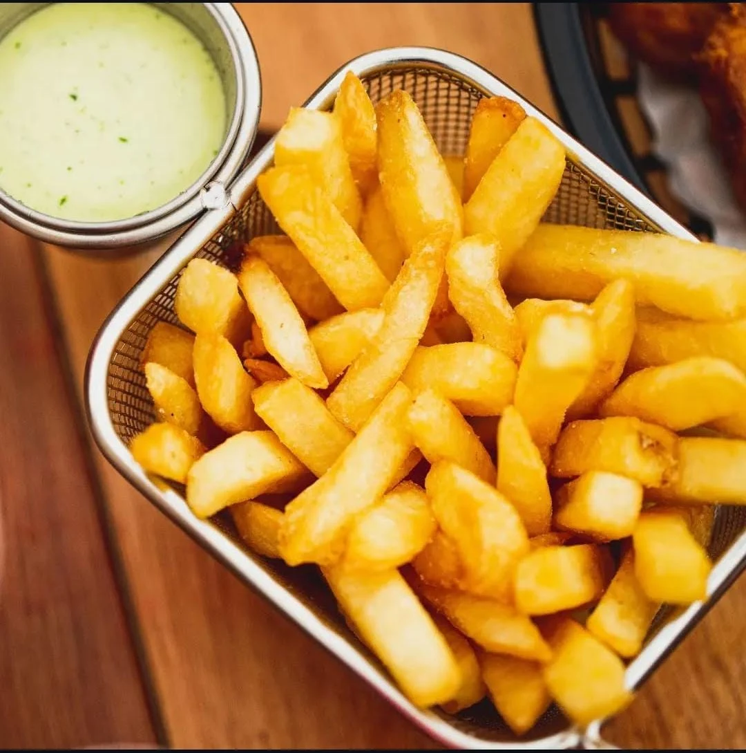 Batatas fritas e maionese